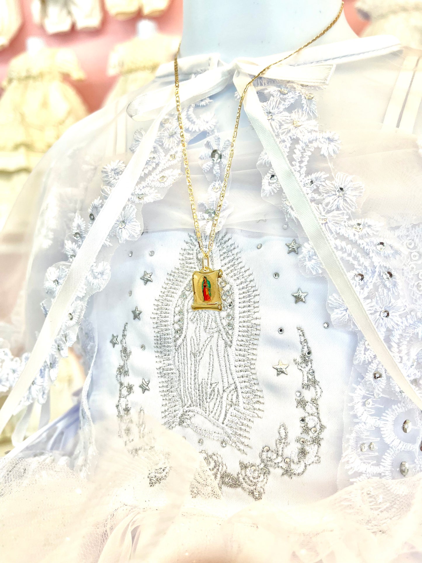 Dije de Virgen con Cadena de Tres Oros