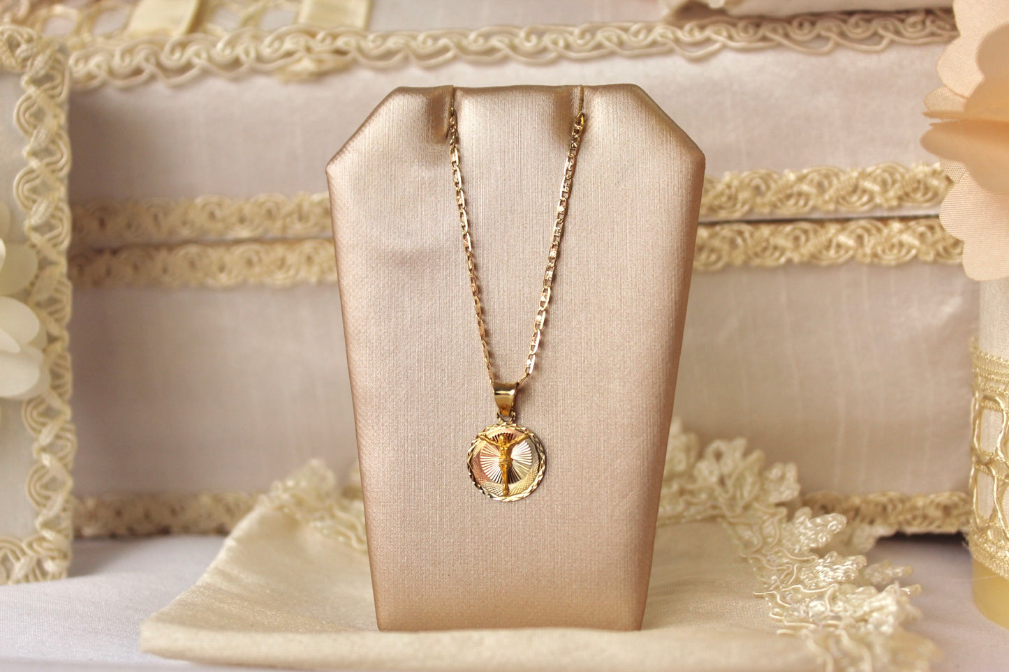 Cadena Con Medalla de Cristo (tres colores)