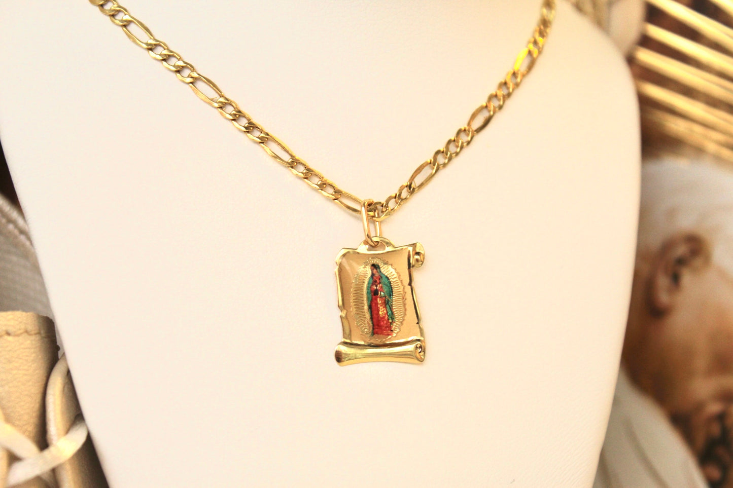 Virgen medallion